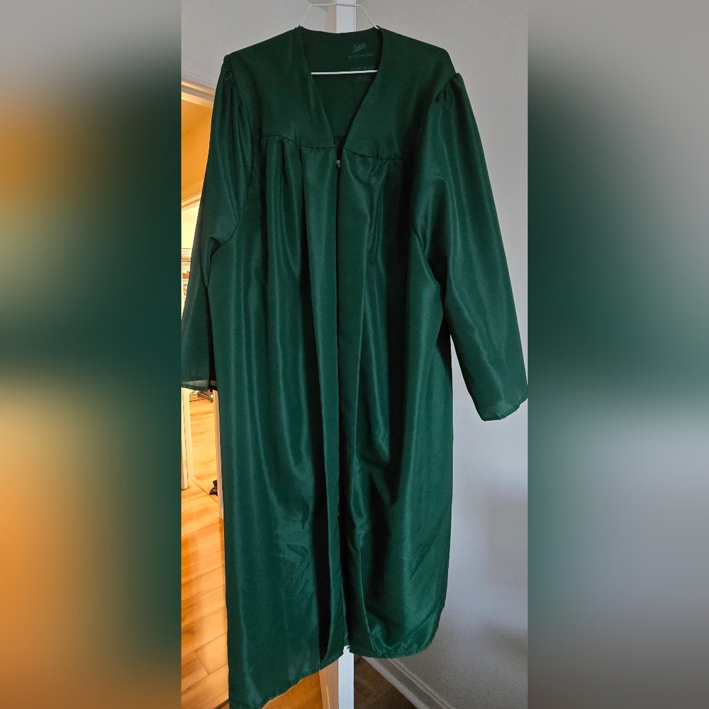 Jostens 5'7"- 5'9" Darker Green Graduation Gown!! Worn Once, Great Condition!
